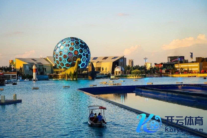 Riyadh Season（利雅得狂欢季）中国企业打造的直径35米的LED球型屏。